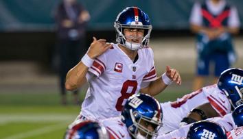 Komický pád! Místo touchdownu se skácel k zemi, pobavil i spoluhráče