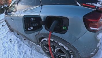 Mráz trápí majitele elektromobilů. Experti radí zkontrolovat baterie