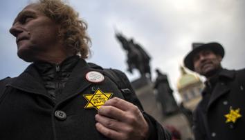 Odpůrci očkování nosí židovskou hvězdu. Trestné to není, tvrdí policie