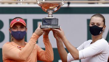 Mladenovičová s Babosovou obhájily titul na French Open