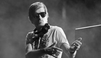 Zemřel DJ Kavinsky (†50). Autora světoznámého hitu našli mrtvého v jeho domě