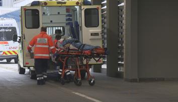 Záchranáři nestíhají. Lidé čekají na sanitku i hodinu, jindy jede zbytečně