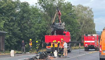 U Litomyšle se srazilo auto s náklaďákem. Dva lidé zemřeli, další jsou zranění