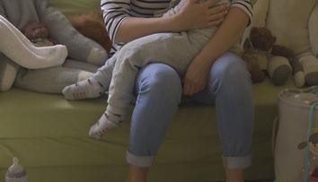 Kojenecké ústavy končí. Náhradní rodinu potřebují tisíce dětí