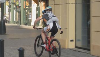 Hazard! Cyklista vezl malé dítě za krkem v pražském provozu! VIDEO