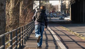 V tmavém oblečení jsou chodci pro řidiče neviditelní
