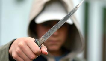 Muž plival na lidi ve vlaku na Přerovsku, po napomenutí začal bodat nožem
