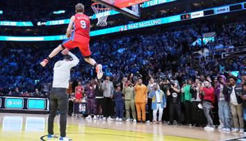 Když gravitace neplatí. Mladík z farmy zavěsil přes dva lidi a natřel to hvězdám NBA