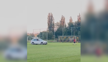 VIDEO: Řidič vjel na fotbalové hřiště, měl z okna střílet. Nešlo to jinak, tvrdí