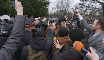 Rvačka před polským Sejmem. Odsouzení politici se chtěli dostat dovnitř