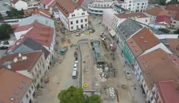 Rekonstrukce centra Velkého Meziříčí nabírá zpoždění. Podnikatelé i řidiči zuří
