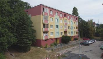 Evakuace paneláku v Chomutově. Kvůli prasklinám museli odejít i lidé z druhého vchodu