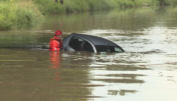 Řidič špatně zaparkoval. Auto se rozjelo a skončilo v řece