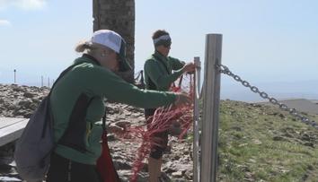 Na Sněžce bojují s neukázněnými turisty. Vstupu mimo trasy brání sítě