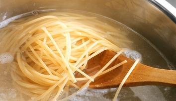 Vodu z těstovin nevylévejte. Je nenahraditelnou ingrediencí