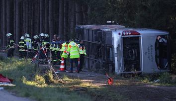 Na německé dálnici havaroval zájezdový autobus. Dva mrtví a mnoho zraněných