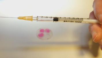 Umělá inteligence navrhla první vakcínu. Vědci ji už testovali na lidech