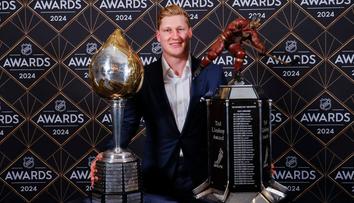 MacKinnon je hráčem sezóny NHL, McDavid bez trofeje. Nováčkem Bedard
