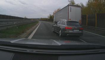 Šílené předjíždění na dálnici! Je zázrak, že se nikomu nic nestalo, říká expert