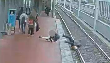 VIDEO: Mladík v Ostravě bezdůvodně srážel lidi. Starší ženu shodil do kolejiště