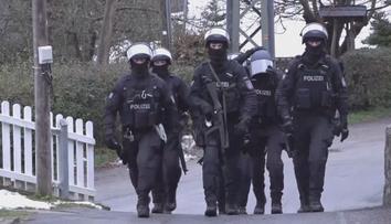 Vážný incident v Bavorsku. Policisté stříleli po vojácích, na místo letěl vrtulník