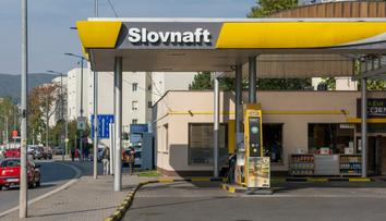 Řetězec benzínek prodával špatné palivo. Poškodilo nám to auta, zuří lidé