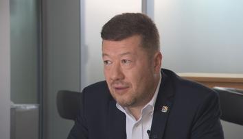 Předsedou Sněmovny zvolili poslanci Tomia Okamuru. Získal 107 hlasů