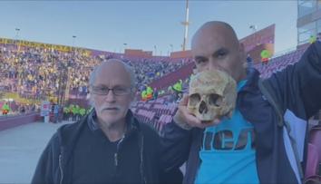 Argentinec vzal na zápas lebku svého dědečka. Fandil až do smrti, říká