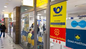 Pracovnice na poště měla dát seniorce omylem cizí peníze. Všechno bylo jinak