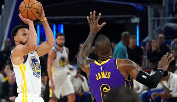 NBA začala! Curry v souboji s LeBronem dovedl Warriors k prvnímu vítězství