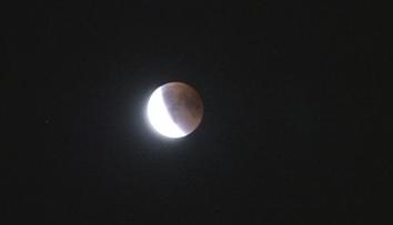 Krvavý Měsíc se při zatmění stává duchem oblohy. Jeho zbarvení ovlivňuje i kvalita ovzduší