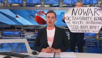 Překvapení v ruské televizi. Odvážná novinářka narušila vysílání zpráv