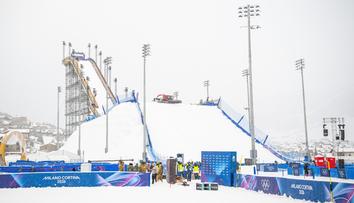 Perla zimních her: Český snowboardista létá ve vzduchu pod světly