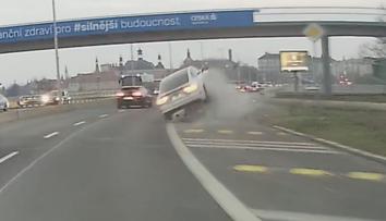 VIDEO: Záběry jako z Kobry 11. Audi na Nuselském mostě skončilo na střeše