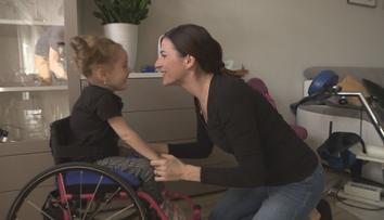 Sofince (3) nefungují správně nervy a ochabují jí svaly. Pomáhají Dobří andělé