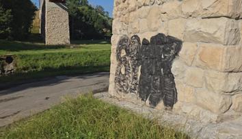 Vandal poškodil historický železniční most. Na fasádu nastříkal obří graffiti