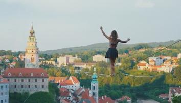 Český Krumlov zaplní akrobaté a žongléři. Město hostí festival cirkusu a divadla