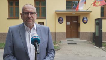 Vysvědčení pro ministra školství Beka: Dostal dvojku z chování za papalášství