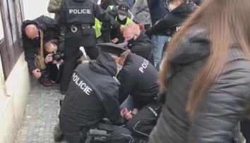 Policie při protestech řešila pokus o krádež vlajky, zadržela šest lidí!