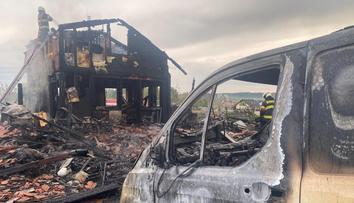 Děsivý nález na Písecku. Hasiči našli v dřevostavbě ohořelé lidské tělo