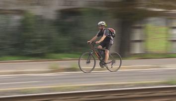 Řidičům i opozici vadí cyklopruhy v Praze. Mohou být nebezpečné, tvrdí