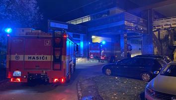 V Albertu v Praze hořelo, lidi museli ven! Obchod zaplnil kouř