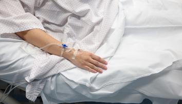 Žena ministra zdravotnictví náhle ochrnula. Museli ji napojit na přístroje