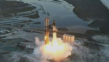 Muskova superraketa měla nakročeno do vesmíru. Pak opět explodovala
