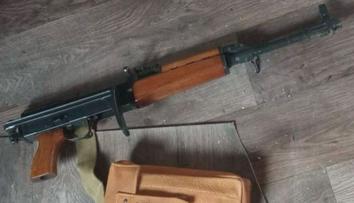 Muž měl vyhrožovat útokem na Úřad vlády. Policie u něj našla samopal