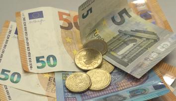 Euro oslabilo a stojí stejně jako dolar. Hrozí další zdražování, varují ekonomové