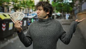 Muž omylem do popelnice vyhodil téměř 200 tisíc korun. Odjeli s nimi popeláři