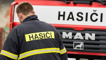Požár na dětském táboře na Berounsku. Hasiči evakuovali přes 70 lidí