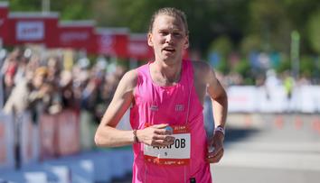 Nepohodlná obuv? Nevadí! Běžec zdolal maraton v kroksech v neuvěřitelném čase