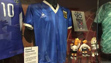 Dres, ve kterém Maradona předvedl boží ruku, jde do aukce. Útočí na rekord